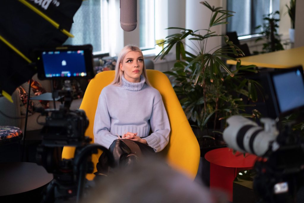 Estonian digital content creator Arija Helmvee (@roosabanaanike) interviewed about the behind the scenes work of influencers for the VeryVerified.eu course, photo by Sense Media 